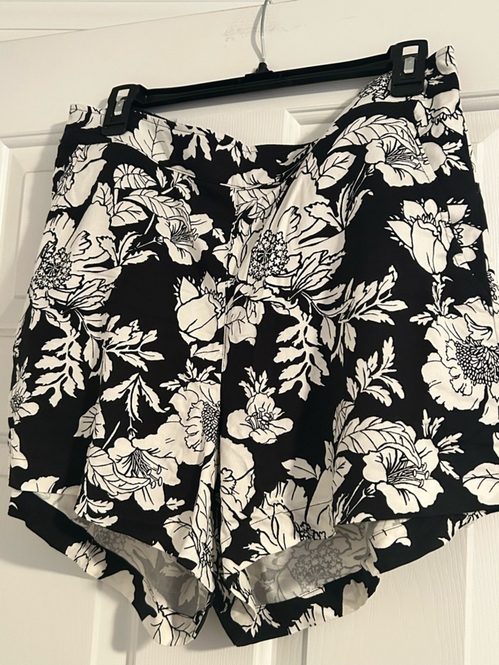 Old Navy Black & White Floral Women’s Playa Shorts